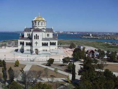 Крестообразный храм на акрополе