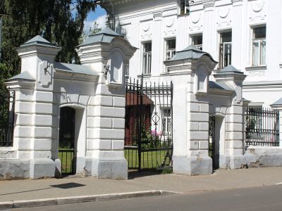 Ворота в ограде