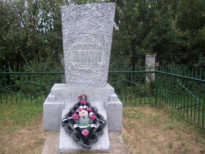 Братская могила 8 советских воинов, погибших в 1943 г. в боях с немецко-фашистскими захватчиками