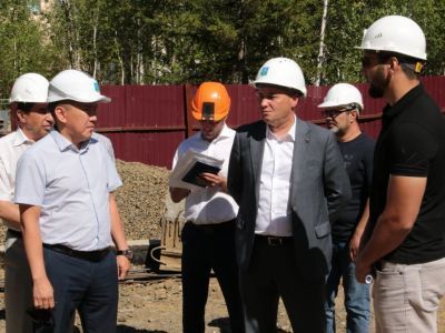 Глава района посетил строящиеся объекты