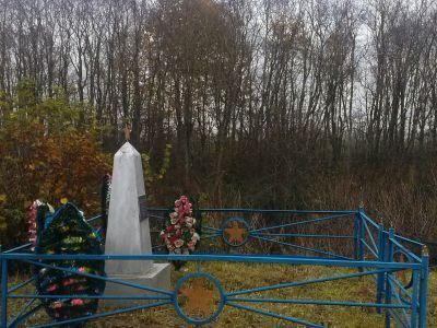 Братская могила мирных жителей совхоза «Ольховский», казненных фашистами в 1942 г. На этом месте установлен обелиск
