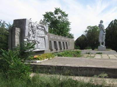 Братская могила советских воинов и памятный знак в честь воинов-односельчан, погибших в годы Великой Отечественной войны
