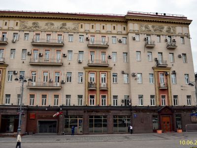 Жилой дом (в основе палаты Г.Г. Дохтурова XVII в.), 1872-1874 гг., 1938 г., архитекторы А.С. Каминский, А.Г. Мордвинов. Здесь в XIX в. находилась гостиница "Дрезден", где останавливались писатели А.С. Пушкин, Н.В. Гоголь, И.С. Тургенев, А.Н. Некрасов, Л.Н