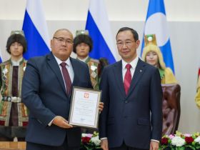 Глава Якутии вручил государственные награды