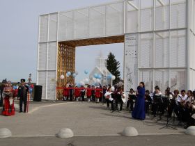 Вилюйск преображается: в День города на набережной «Поющие пески» зазвучала новая музыка