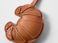Коричневый брелок с круассаном из искусственной кожи Глория Джинс