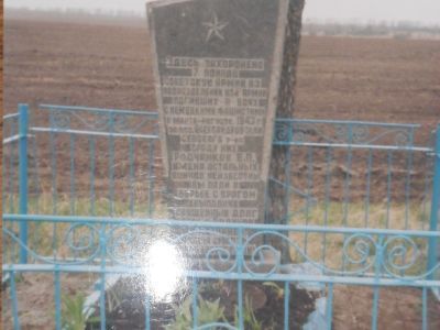 Братская могила 7 советских воинов, погибших в 1941 и 1943 гг. в боях с немецко-фашистскими захватчиками