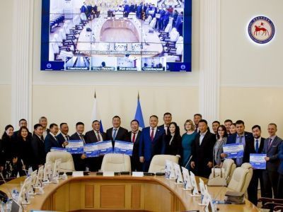 Председателю Якутской городской Думы Альберту Семенову вручили награду ВАРМСУ