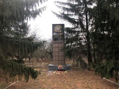 Братская могила воинов Советской Армии, погибших в январе 1943 года. Захоронено 13 человек, установлено фамилий на 10 человек. Скульптура установлена в 1961 году