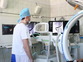 В Якутске провели операцию лазером 61-летнему пациенту с крупным желчным камнем