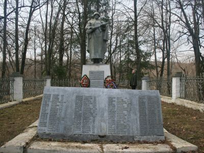 Братская могила 832 воинов Советской Армии, погибших в 1941-1943 гг. в боях с немецко-фашистскими захватчиками. Установлена скульптура