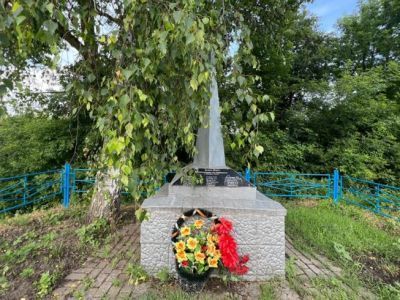 Братская могила воинов Советской Армии, погибших в период Великой Отечественной войны. Захоронено 17 человек, установлено фамилий на 8 человек. Обелиск установлен в 1967 году