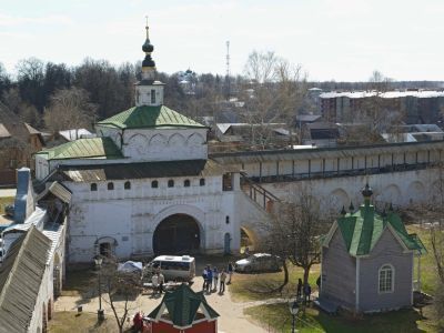 Святые ворота с церковью Николая Чудотворца и палатой