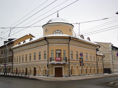 Дом профессора Фукса К.Ф., который посещали в 1821 г. Сперанский М.М., в 1829 г. Гумбольдт А., в 1833 г. Пушкин  А.С., в разные годы Симонов М., Баратынский Е.А., Перцов Э.П., Языков Н.М. и др.