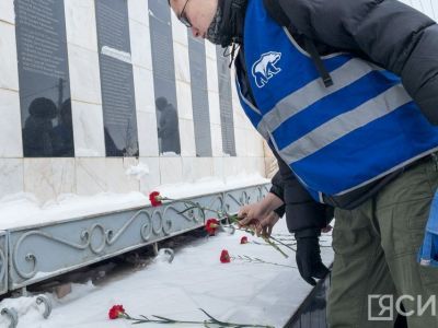 Молодогвардейцы Якутии возложили цветы в память о жертвах теракта в Подмосковье