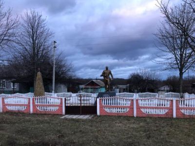 Братская могила воинов Советской Армии, погибших в боях с немецко-фашистскими захватчиками в 1943 году. Захоронено 3 человека. У могил в 1976 году установлен обелиск.