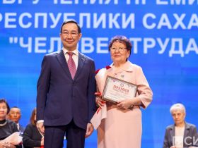 Айсен Николаев наградил 50 якутян премией «Человек труда»