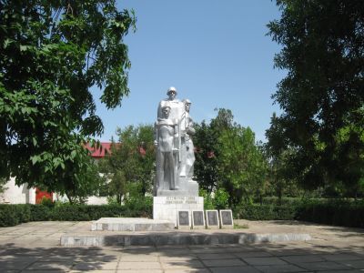Братская могила советских воинов