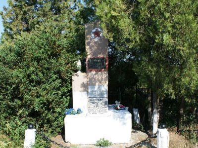 Братская могила партизан и мирных жителей-жертв фашистского террора