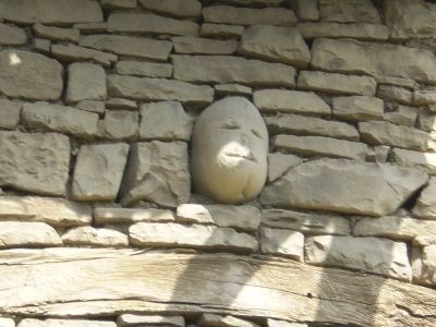 Изображение человеческой головы из камня