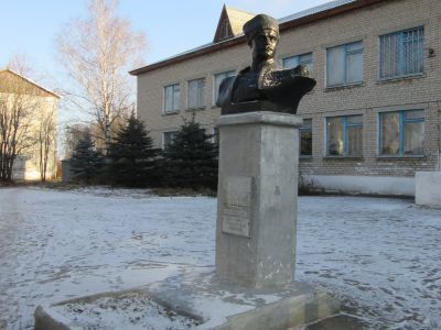 Памятник командиру 42 стрелковой дивизии, генерал-майору Ф.А.Боброву, освобождавшему поселок от немецко-фашистских захватчиков в 1943 г.