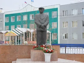 В Якутске возложили цветы к памятнику государственному деятелю республики Илье Винокурову
