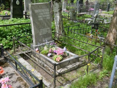 Могила Ямпольской Екатерины Дмитриевны (1888 - 1973), участницы Обуховской коммуны, члена КПСС с 1920 года