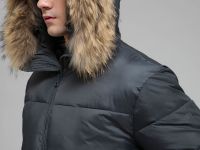 Стеганая куртка с капюшоном и меховой опушкой