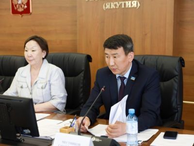 Реализацию регионального закона о языках обсудили в парламенте Якутии