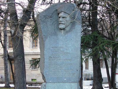 Стела в честь советского  политического и военного деятеля, 1-го народного комиссара по военным и морским делам РСФСР П.Е.Дыбенко