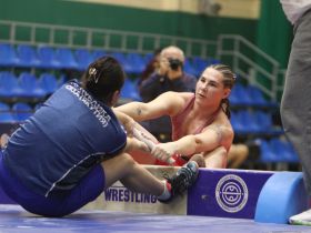 В Якутске провели турнир по мас-рестлингу в честь Международного женского дня