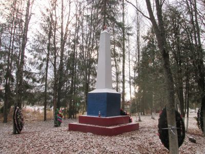 Обелиск в честь партизан, погибших в борьбе с немецко-фашистскими захватчиками