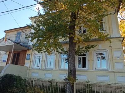 Каменный двухэтажный дом