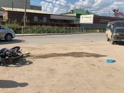 Подростки на мотоцикле пострадали в ДТП с минивэном в Якутске