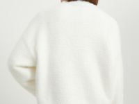 Джемпер свободного силуэта с объемными рукавами