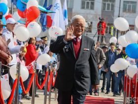 Фоторепортаж: трудовые династии и заслуженных работников Якутии чествовали 1 мая