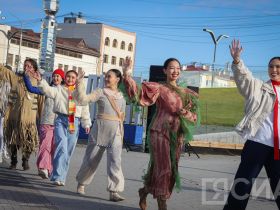 В Якутске на площади Республики открыли большой театральный сезон