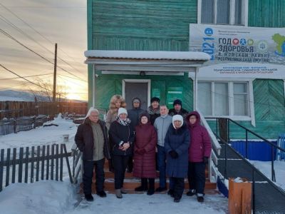 Комплексная бригада врачей осмотрела население Момского района Якутии