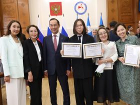 Глава Якутии наградил победителей и призеров всероссийской олимпиады школьников