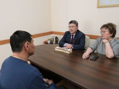 Военнослужащему вручили якутский нож