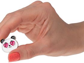 Значок «Тапа с очками-сердце»