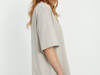 Оверсайз футболка со спущенным плечом