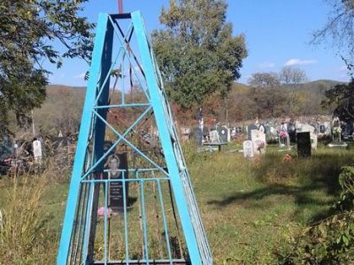 Могила комсомольцев – организаторов первой коммуны Ф. Кмитовенко и Ф. Мороз