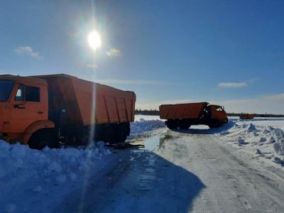 При столкновении двух  КамАЗов в Нижнеколымском районе Якутии пострадал один из водителей