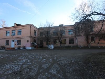 Здание бывшей школы № 32, ныне межшкольный учебно-производственный комбинат Советского района, где в годы Великой Отечественной войны (с июня 1942 г. по декабрь 1945 г.) размещался лечебный корпус эвакогоспиталя № 1487