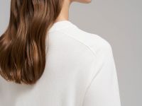 Легкий джемпер полуприлегающего кроя с коротким рукавом