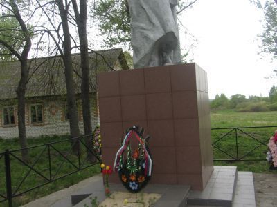 Братская могила 12 советских воинов, погибших в 1941 и 1943 гг. в боях с немецко-фашистскими захватчиками