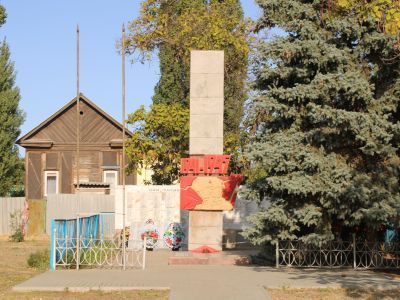 Братская могила советских воинов, погибших в период Сталинградской битвы