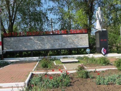 Братская могила советских воинов, погибших в боях с фашистскими захватчиками в 1943 году. Захоронено 9 человек, имена 5 человек установлены. Скульптура советского воина