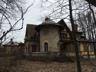 Особняк Гаусвальда с тремя службами, участком парка и оградой